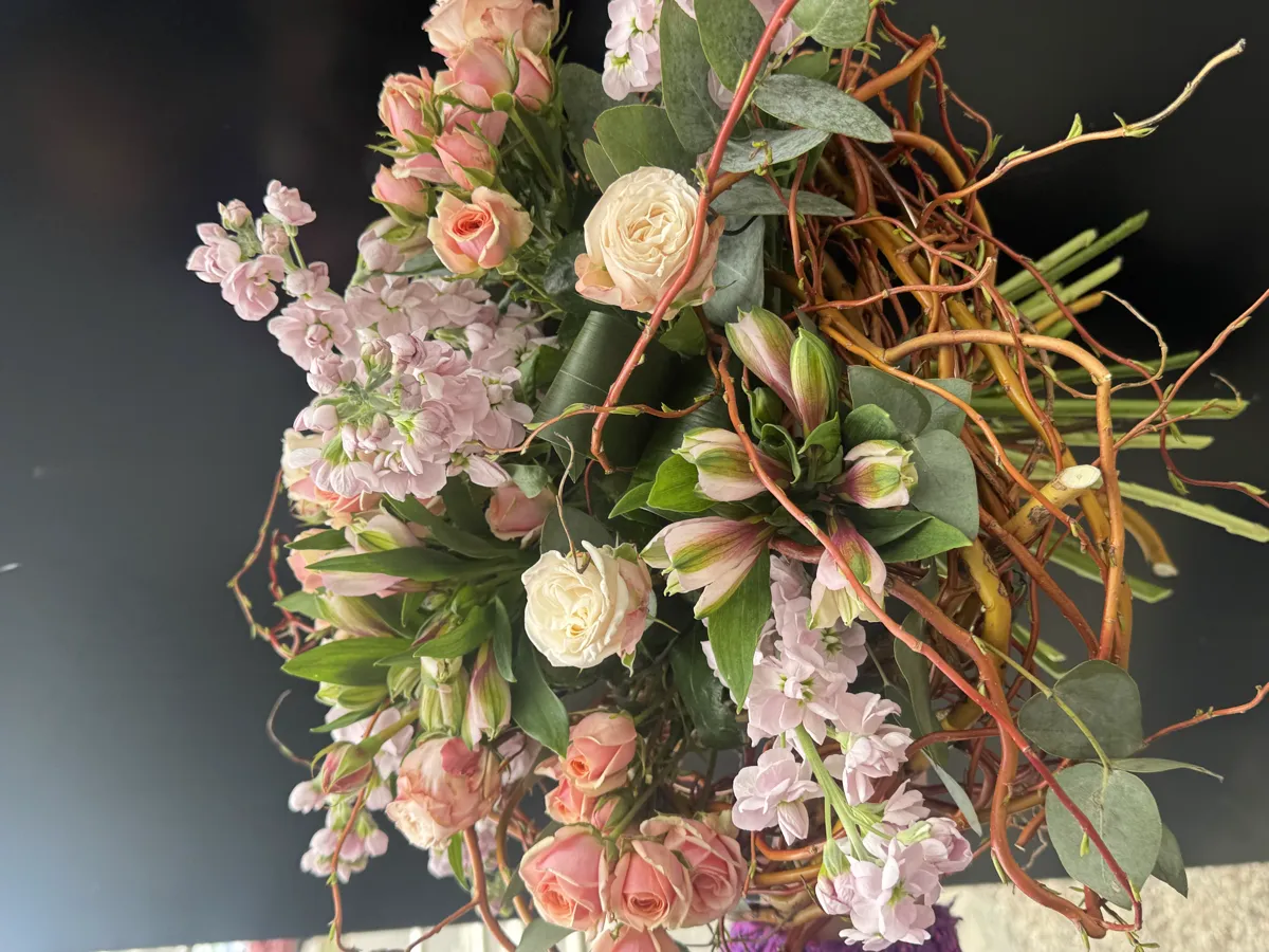 Bukiet z lewkoniami i różami — Bukieteria Gorzów