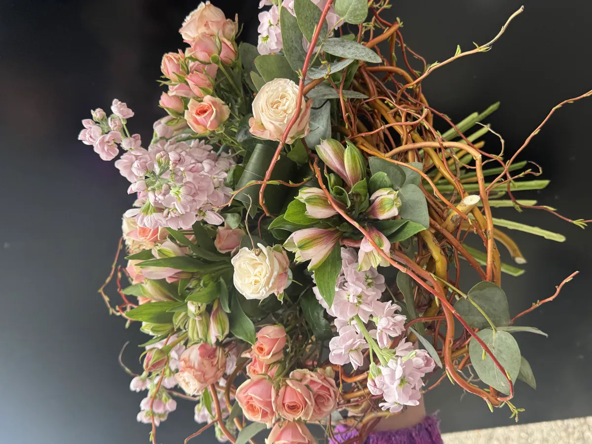 Bukiet białych i różowych róż — kwiaty Gorzów