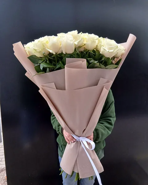 Bukiet 41 białych długich róż: Elegancki bukiet z 41 białych długich róż zawinięty w pudrowy papier, ozdobiony białą wstążką. Kwiaciarnia Bukieteria Gorzów Wielkopolski