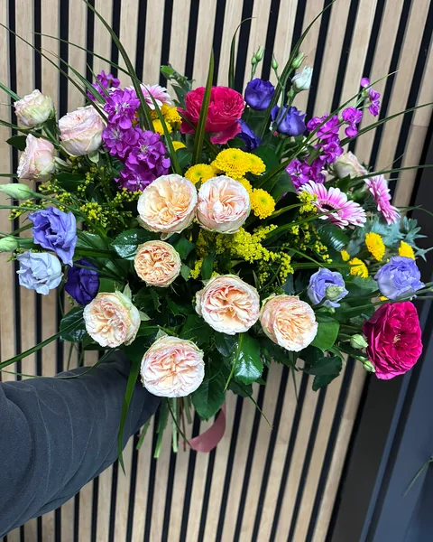 Bukiet kolorowy mix: Pełny kolorów bukiet z różami, eustomą, gerbera, chryzantemą i zieleń ozdobną. Kwiaciarnia Bukieteria Gorzów Wielkopolski