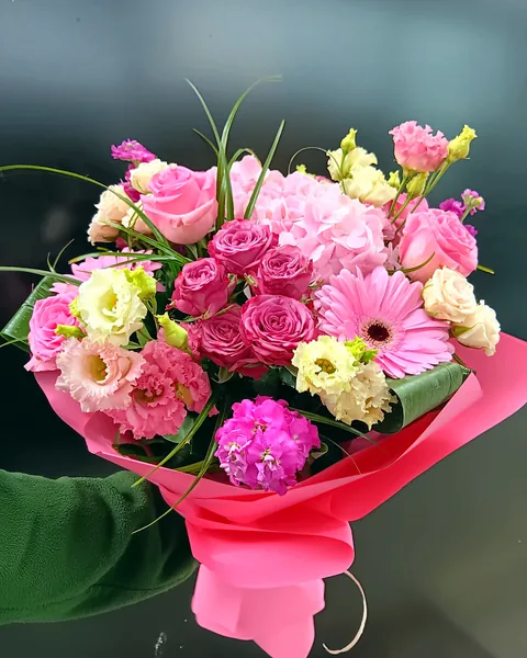 Bukiet mix różowy: Bujny bukiet w odcieniach różu i róża, ze śliwkowymi akcentami, złożony z róż, gerber, lisianthus i zieleni ozdobnej. Kwiaciarnia Bukieteria Gorzów Wielkopolski
