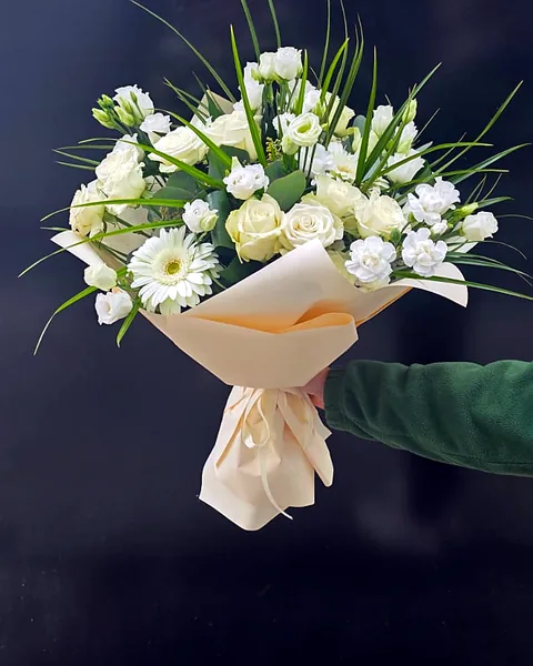 Bukiet okolicznościowy biel i krem: Elegancki bukiet w tonacji bieli i kremów z różami, gerberami, goździkami i ozdobną zielenią. Kwiaciarnia Bukieteria Gorzów Wielkopolski