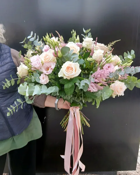 Bukiet okolicznościowy w kolorystyce kremowo-różowej: Elegancki bukiet w tonacji kremów, bieli i różu z eukaliptusem i dodatkami strukturalnych zieleń. Kwiaciarnia Bukieteria Gorzów Wielkopolski