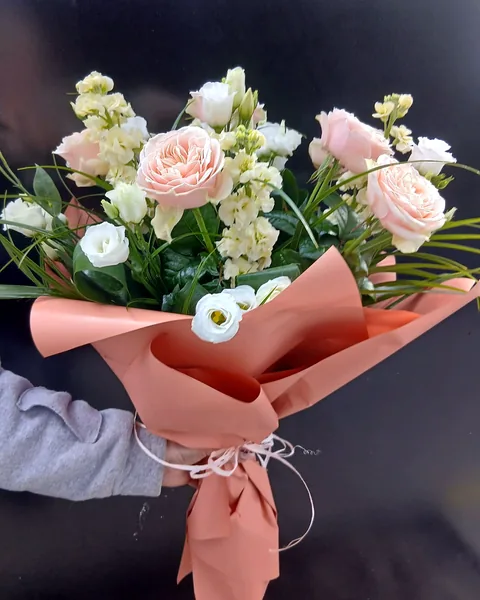 Bukiet w pastelach: Bukiet w pastelowych kolorach z różami, anemonami, hypericum i dodatkami zieleni. Kwiaciarnia Bukieteria Gorzów Wielkopolski