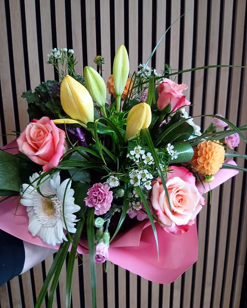 Bukiet wiosenny mix kolorów: Bukiet z tulipanami, różami, godetami i gerberą w pastelowych odcieniach żółtego, różu, pomarańczu i białego. Kwiaciarnia Bukieteria Gorzów Wielkopolski