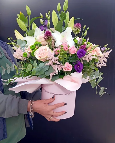 Flower box mix kwiatów: Elegancka kompozycja w pudełku z białymi liliami, różowymi różami, fioletową lizjantusem, zielenią i dekoracją z gipsówki. Kwiaciarnia Bukieteria Gorzów Wielkopolski