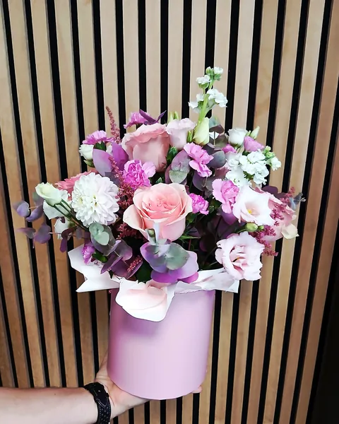 Flower box różowo-biały: Kompozycja w różowym pudełku z jasnoróżowymi różami, białą dalią, eustomą, goździkami, maciejką i eukaliptusem. Kwiaciarnia Bukieteria Gorzów Wielkopolski