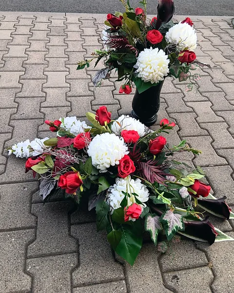 Komplet na pomnik - wiązanka i bukiet do wazonu: Elegancki komplet pogrzebowy złożony z wiązanki na grób i bukietu do wazonu w tonacji czerwieni i bieli z dodatkiem białych peonii i ciemnej zieleni. Kwiaciarnia Bukieteria Gorzów Wielkopolski