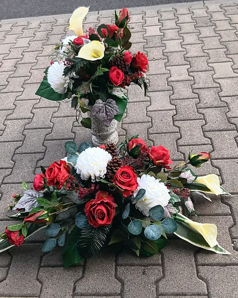 Komplet na pomnik - wiązanka i bukiet do wazonu: Elegancki komplet żałobny w kolorach czerwieni, bieli i żółci z różami, goździkami, dalią i zielenią eukaliptusa. Kwiaciarnia Bukieteria Gorzów Wielkopolski