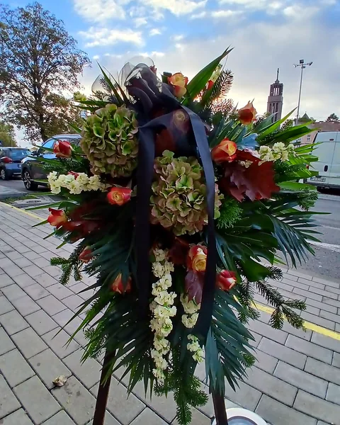 Wiązanka pogrzebowa mix: Elegancka wiązanka pogrzebowa w odcieniach czerwieni, zieleni i bieli, z hortensją, różami, białymi kwiatami i bujną zielenią. Kwiaciarnia Bukieteria Gorzów Wielkopolski