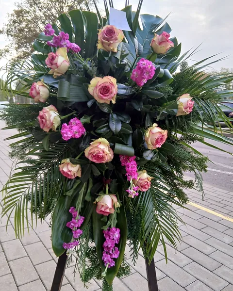 Wiązanka pogrzebowa mix: Elegancka wiązanka pogrzebowa z różowymi różami, magentą i zielenią dekoracyjną na świerku. Kwiaciarnia Bukieteria Gorzów Wielkopolski