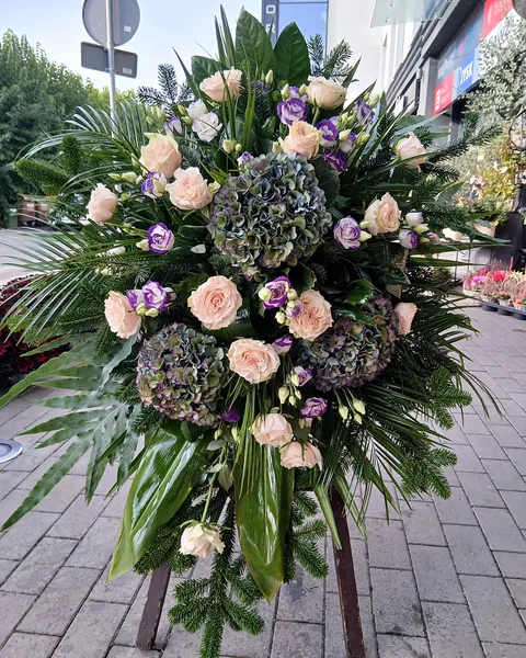 Wiązanka pogrzebowa na świerku: Elegancka wiązanka pogrzebowa z jasnych róż, fioletowych lizjantuszy i szarej hortensji na zielonym świerku. Kwiaciarnia Bukieteria Gorzów Wielkopolski