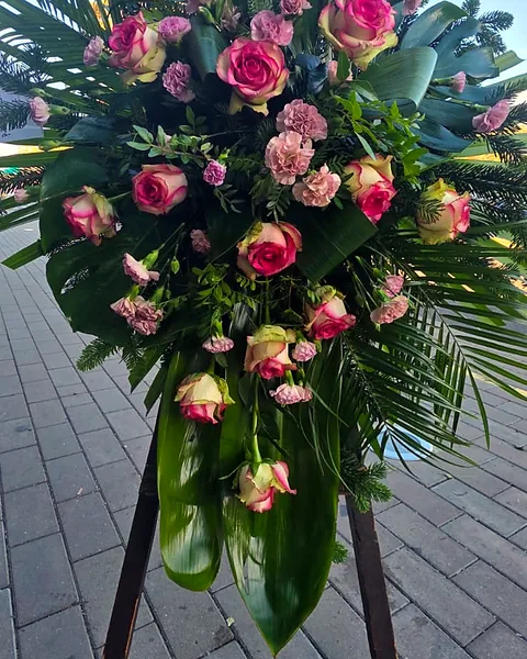 Wiązanka pogrzebowa w odcieniach różu: Elegancka wiązanka pogrzebowa w tonacji różów i bieli z dodatkiem zieleni dekoracyjnej. Kwiaciarnia Bukieteria Gorzów Wielkopolski