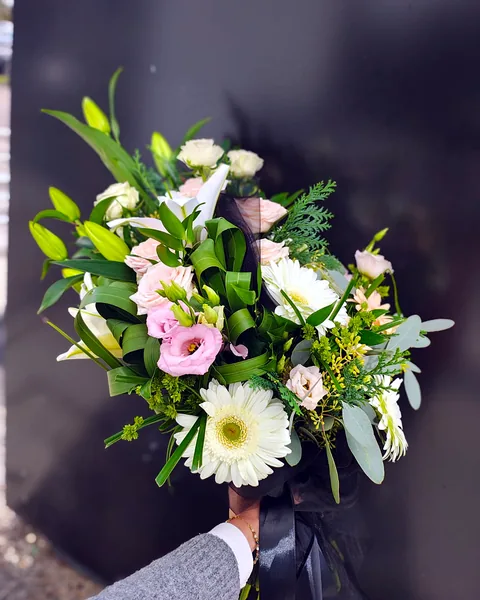 Wiązanka pogrzebowa z gerberami i liliami: Wiązanka w odcieniach bieli i delikatnego różu z gerberami, liliami, goździkami, gerberat i bogatą zielenią. Kwiaciarnia Bukieteria Gorzów Wielkopolski